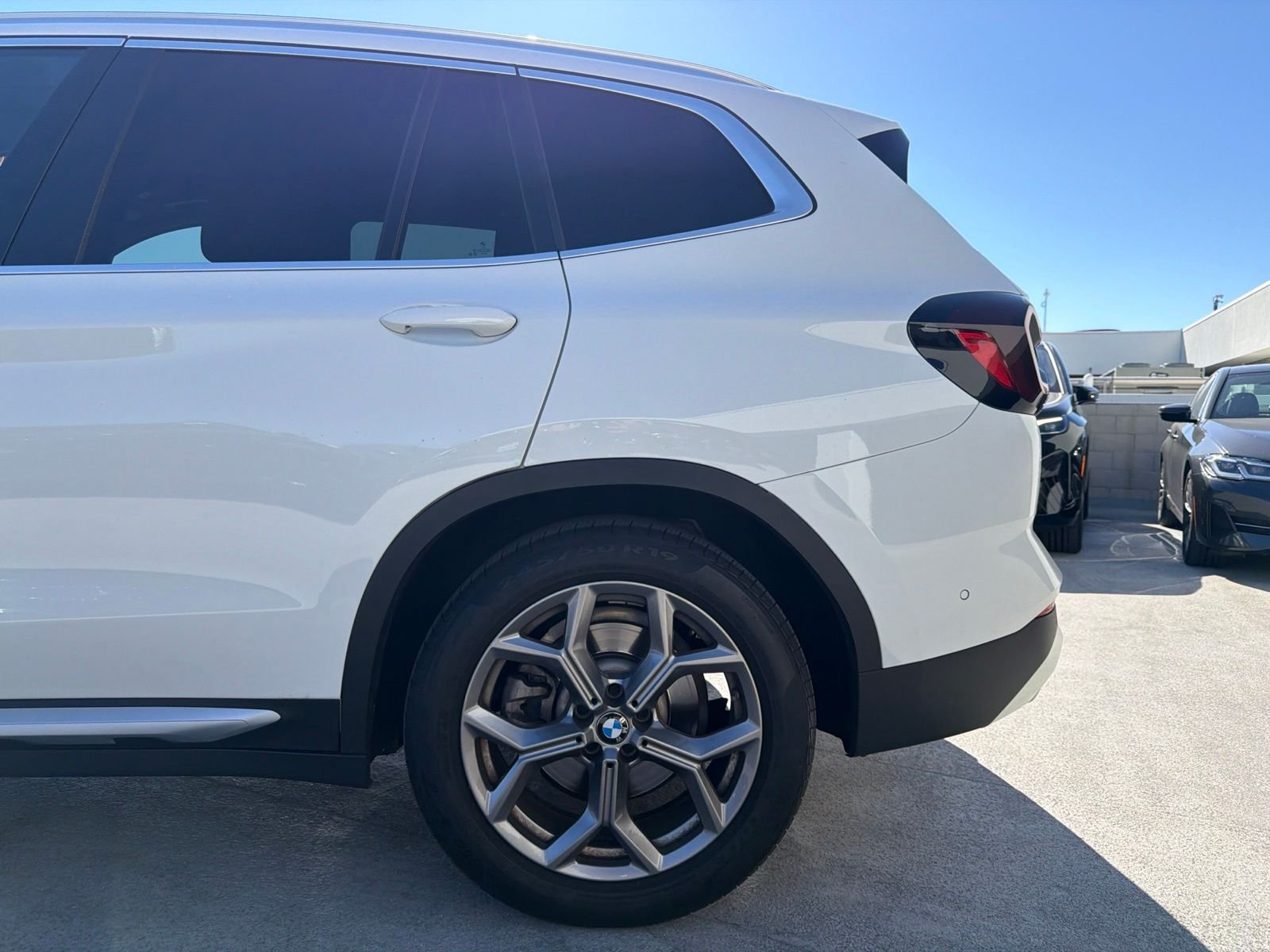 Used 2023 Alpine White BMW xDrive30i image 5