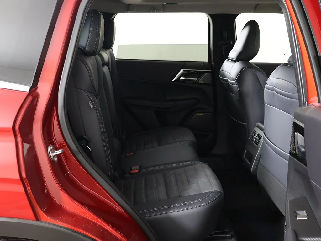 2025 Mitsubishi Outlander SE - Photo 34