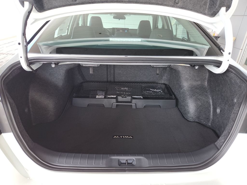 New 2026 Pearl White TriCoat / Super Black Two-tone Nissan 2.5 SR image 9