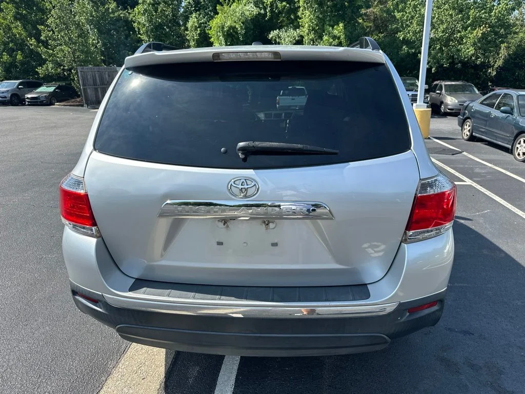 Used 2013 Classic Silver Metallic Toyota SE image 4