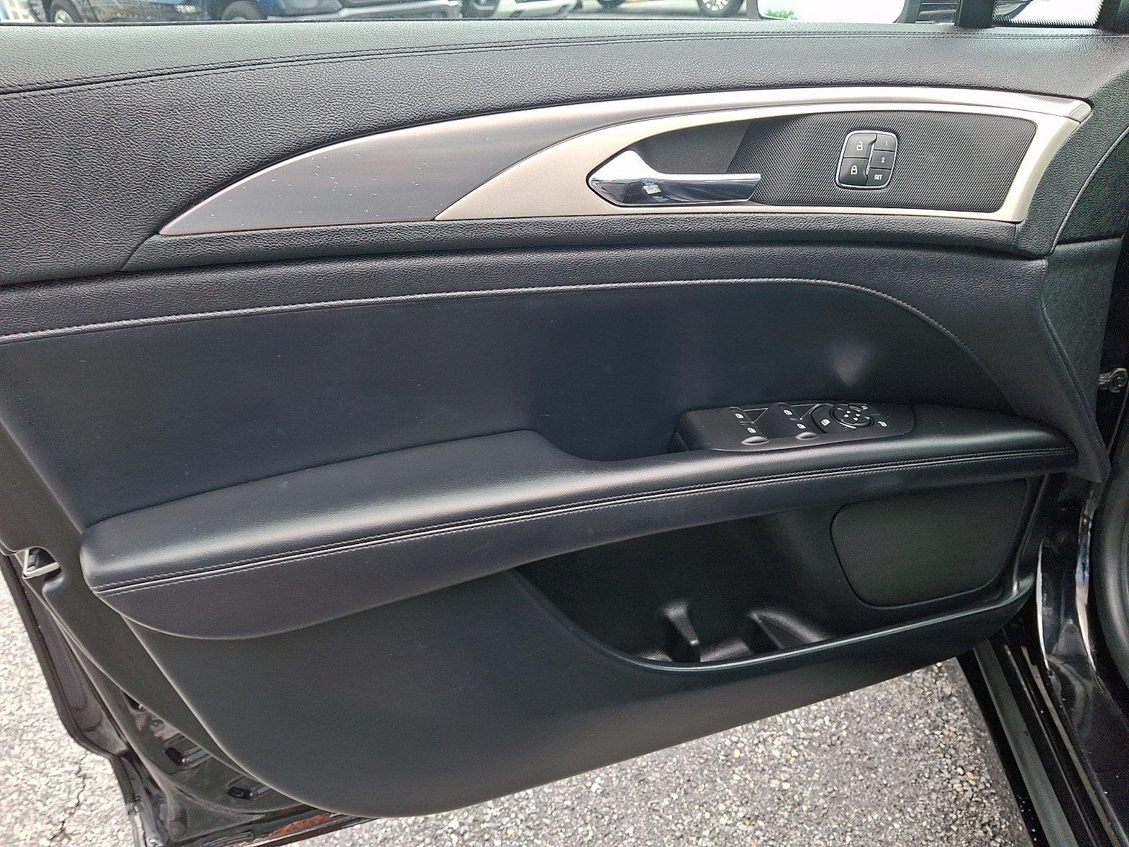 Used 2020 Infinite Black Metallic Lincoln Standard image 13