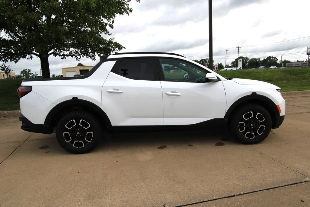 Used 2022 White Hyundai SEL Premium image 4