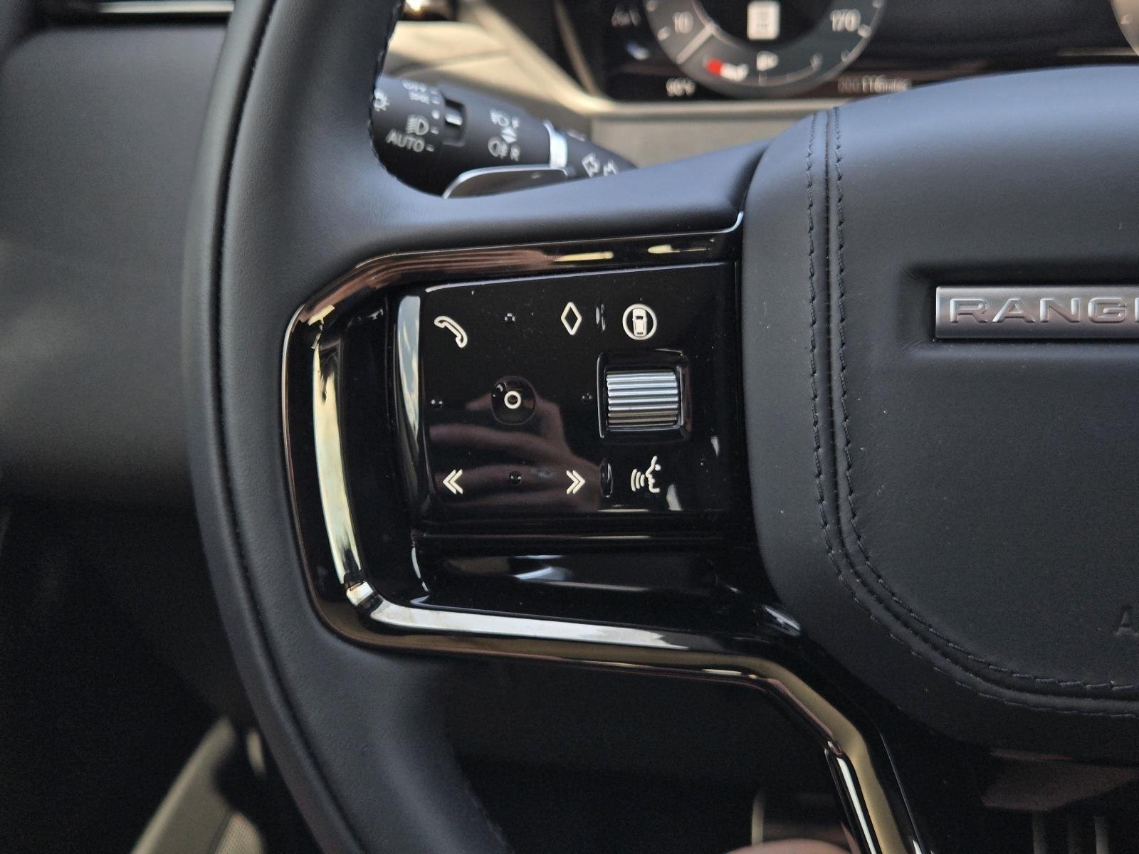 New 2025 Santorini Black Land Rover Dynamic SE image 16