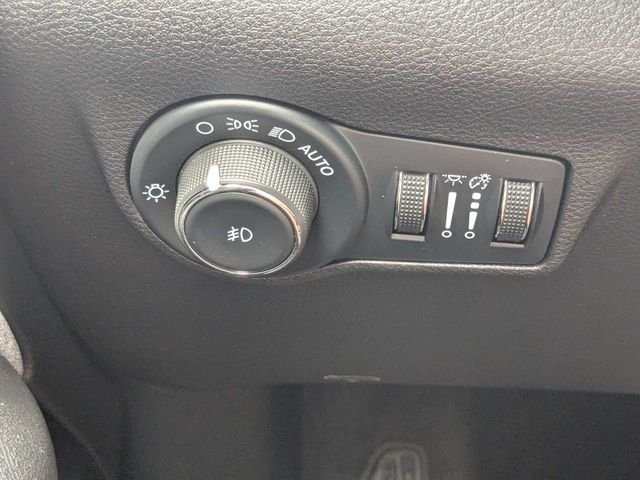 Used 2024  Jeep Latitude image 27