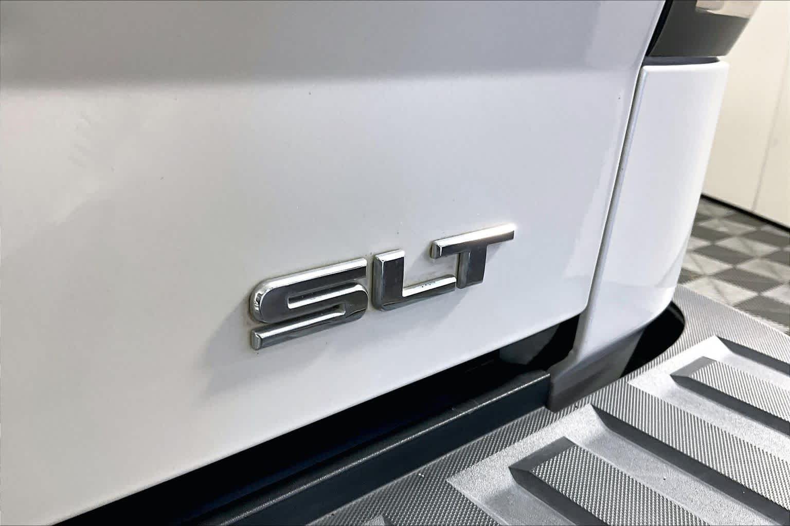 Used 2017 White Frost Tricoat GMC SLT image 10