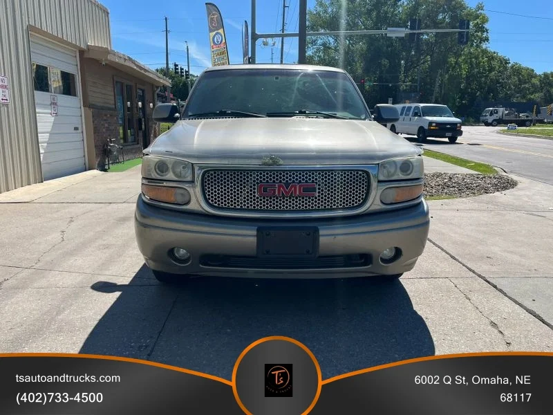 Used 2001 Silver GMC Denali Sport Utility 4D image 3