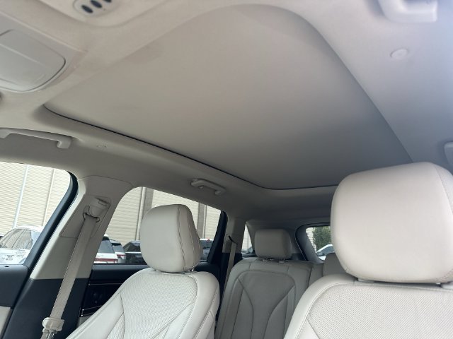 Used 2020 White Lincoln Reserve image 22