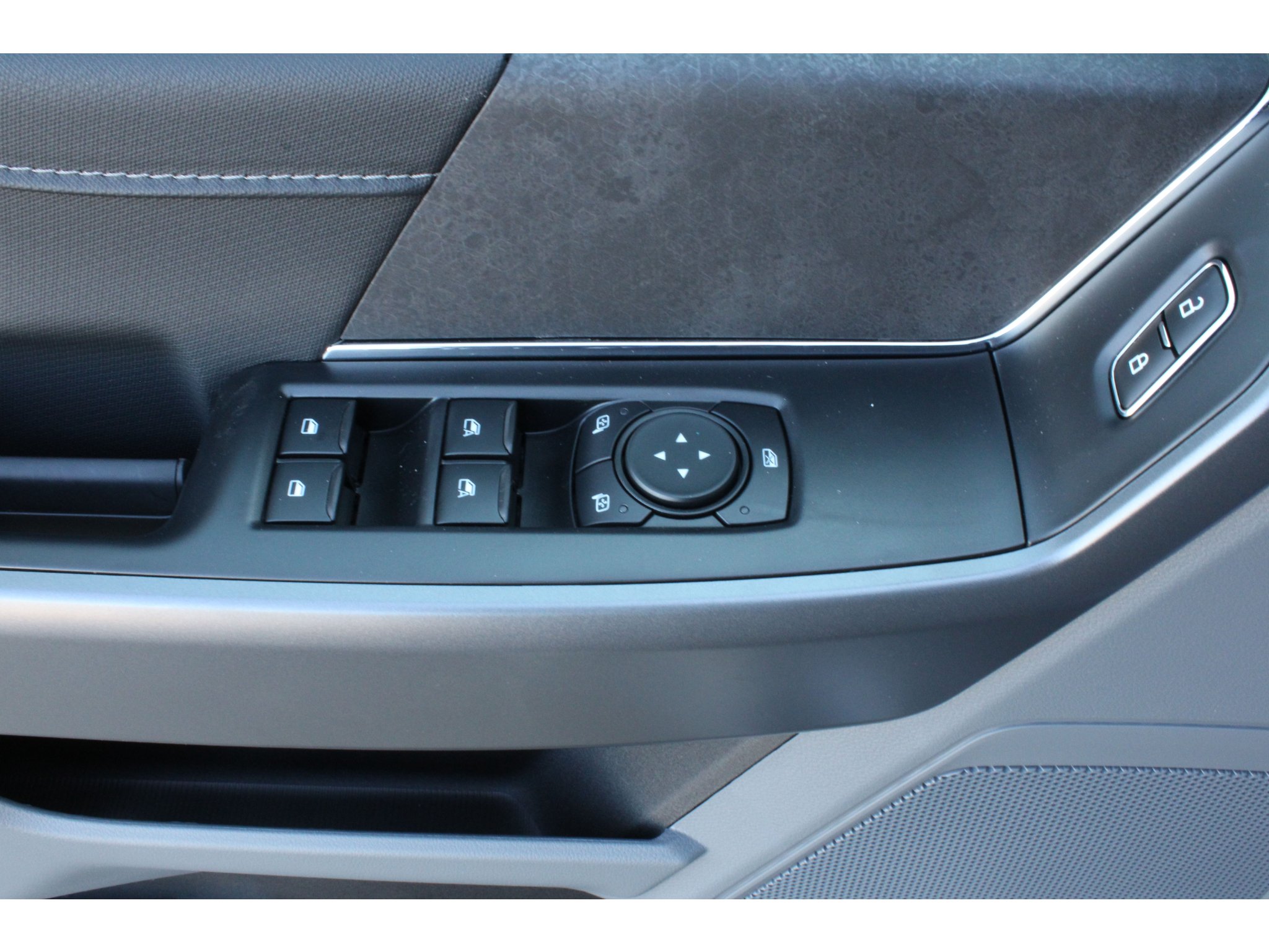 New 2026 Carbonized Gray Metallic Ford XLT image 4