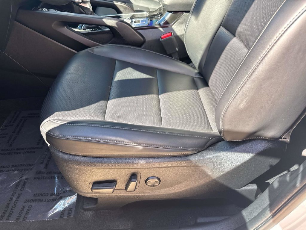 Used 2025 White Kia S image 27