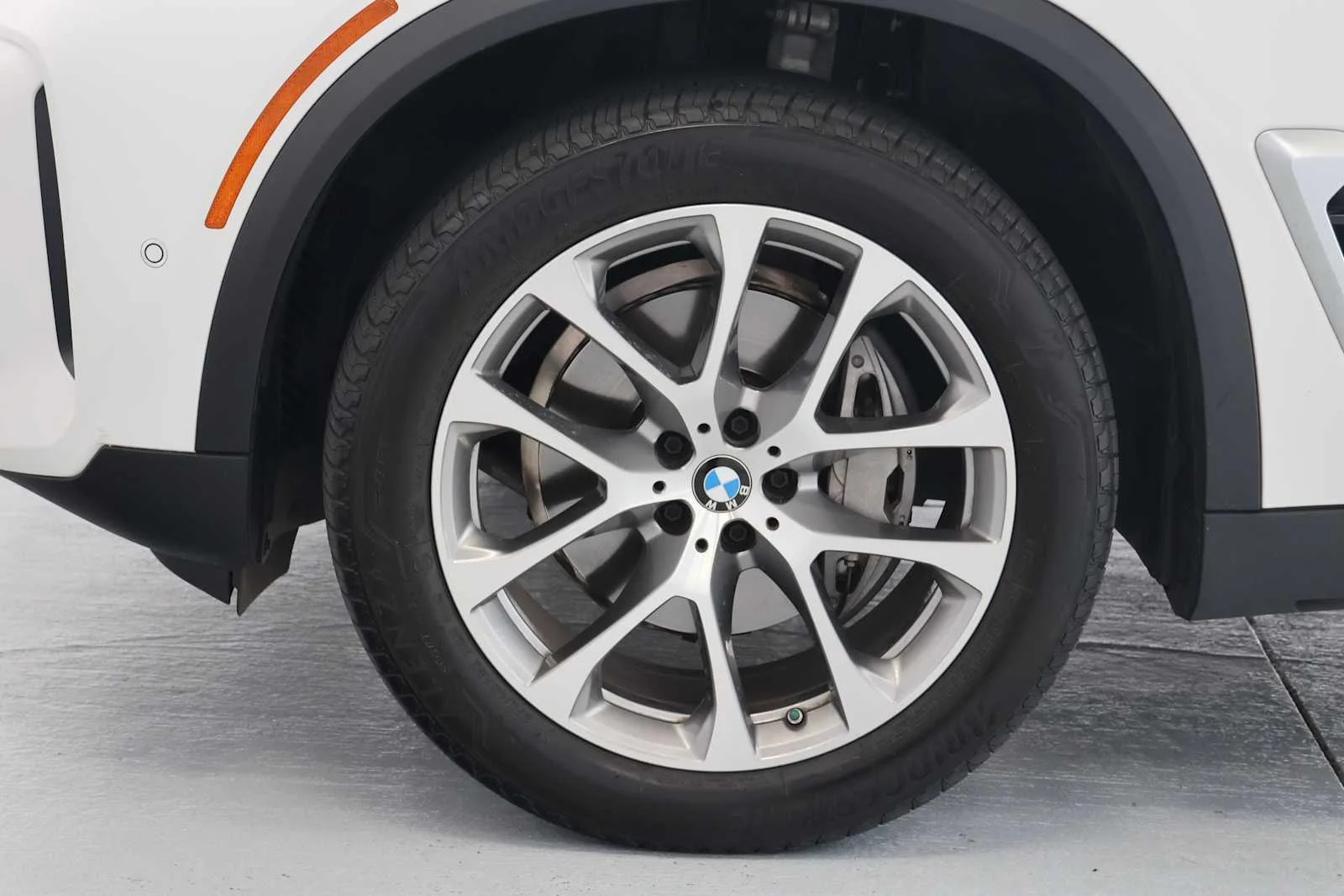Certified Used 2025 Mineral White Metallic BMW sDrive40i image 9