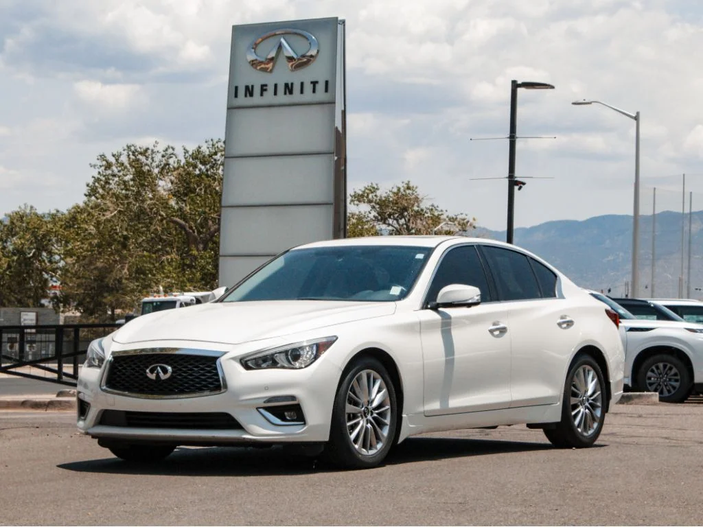 Used 2023 Majestic White INFINITI LUXE image 1
