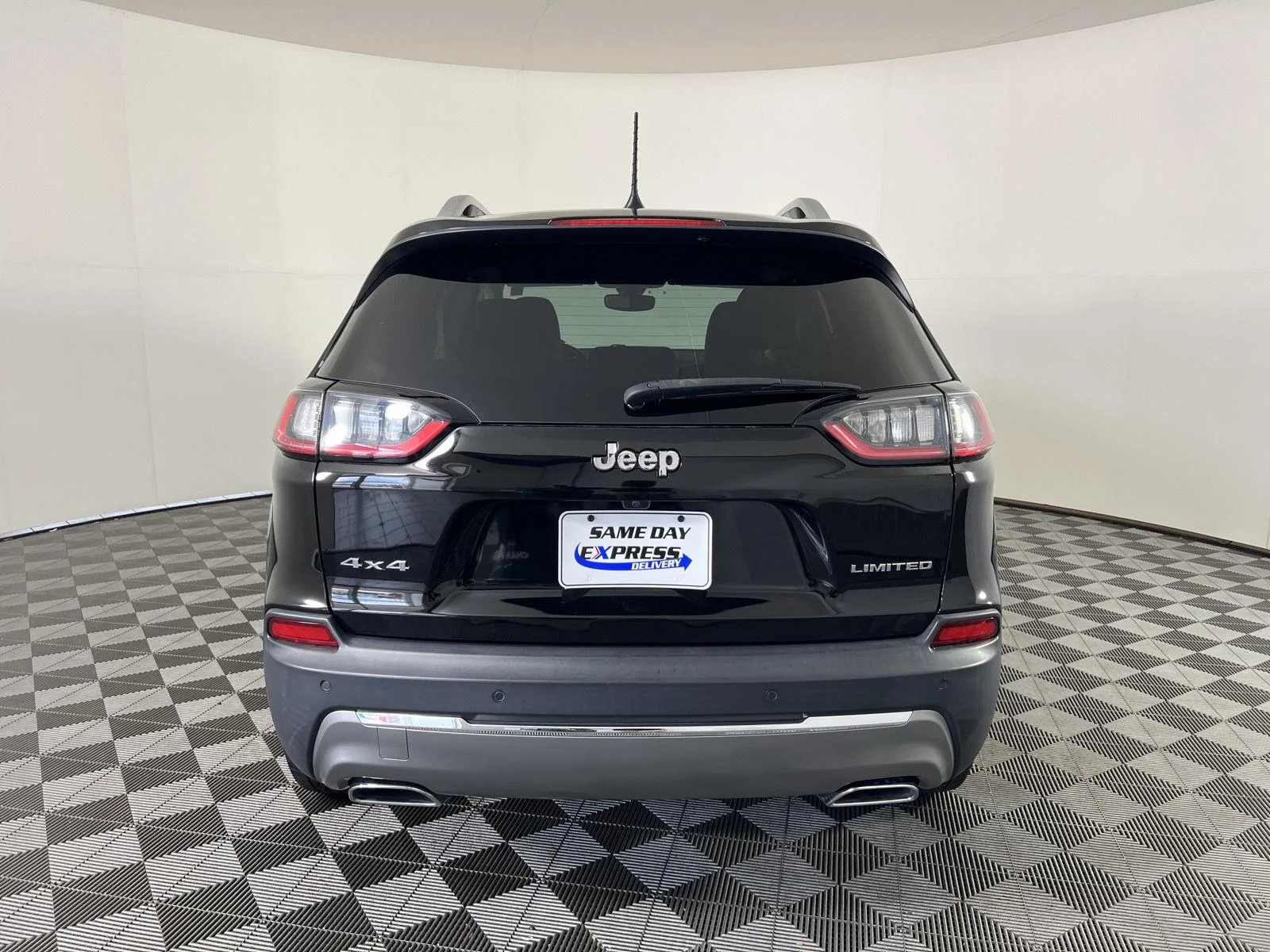 Used 2020  Jeep Limited image 28