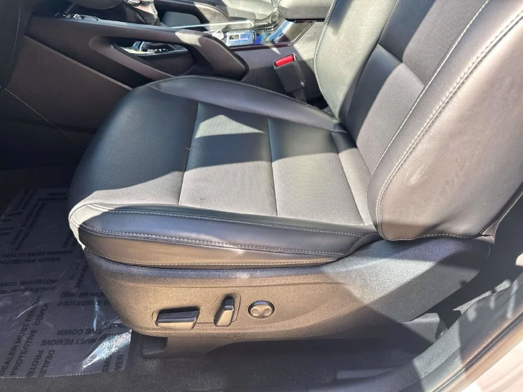Used 2025 White Kia S image 27