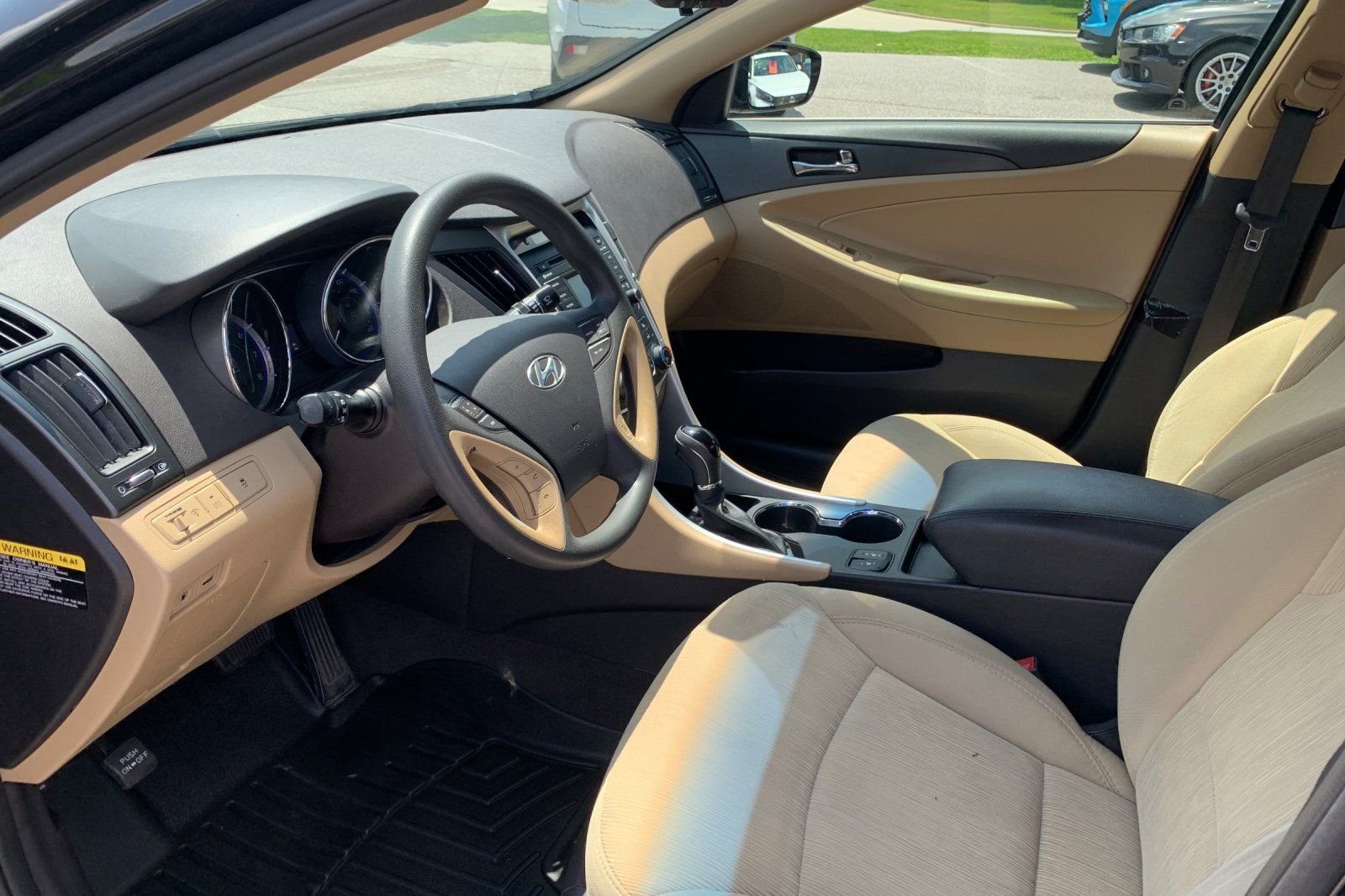 Used 2014 Black Hyundai GLS image 11