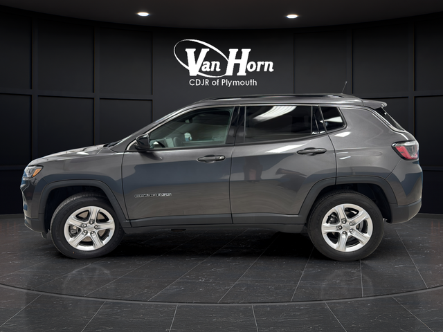 Used 2023 Granite Crystal Metallic Clearcoat Jeep Latitude image 4