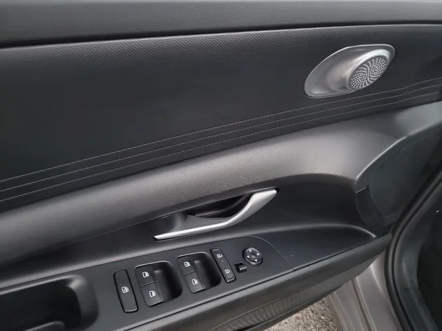 Used 2024  Hyundai SEL image 17