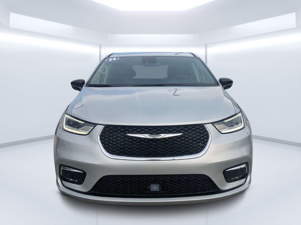 Used 2024 Silver Chrysler Touring L image 8