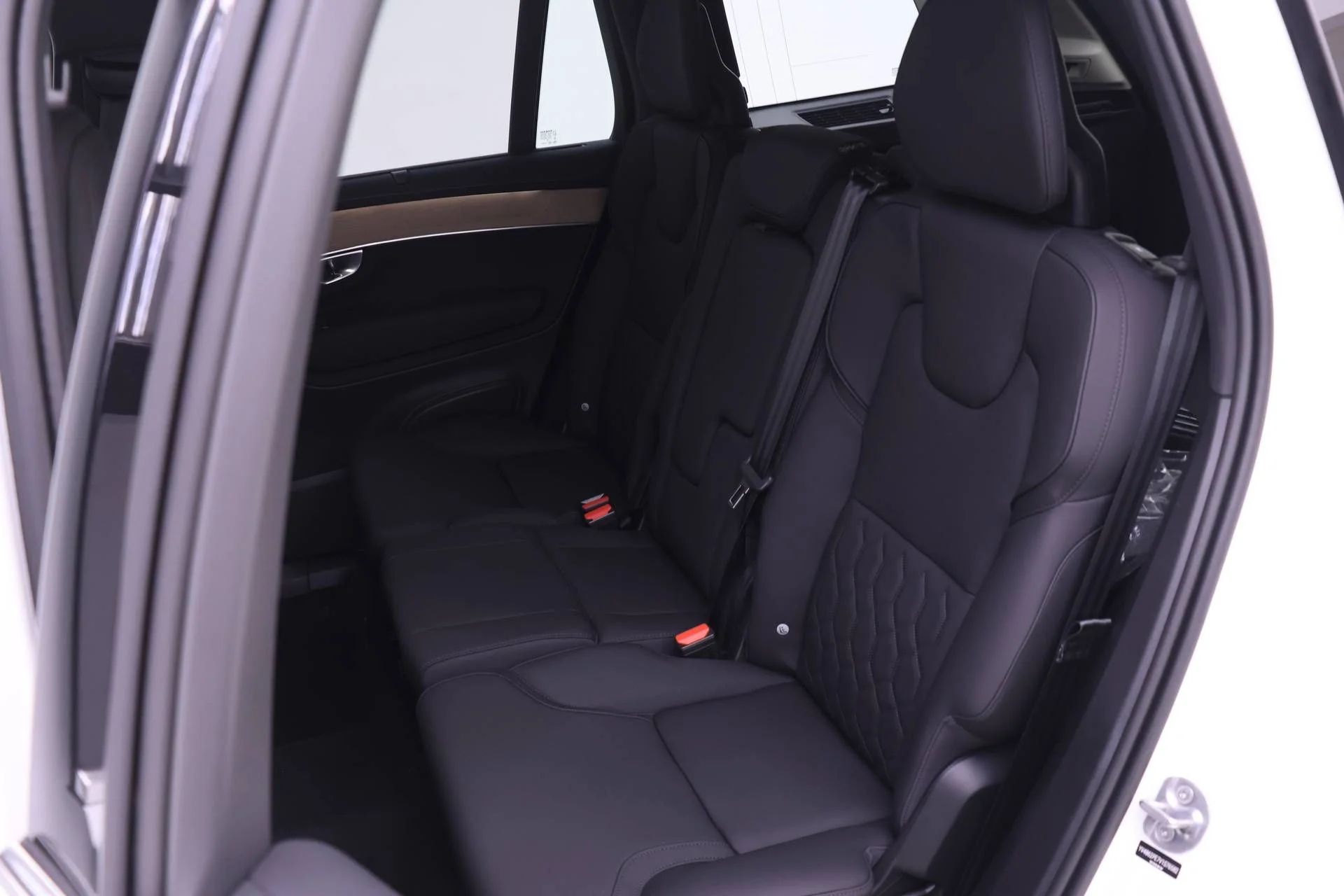 New 2027 White Volvo B6 Plus 7-Seater image 12
