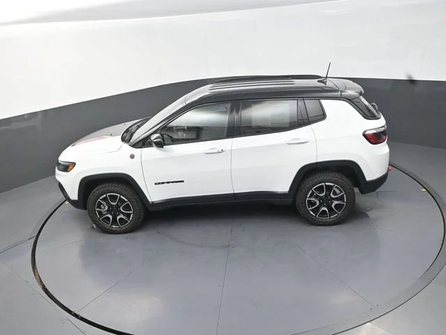 New 2026 Bright White Clear-Coat Exterior Paint Jeep Trailhawk image 14