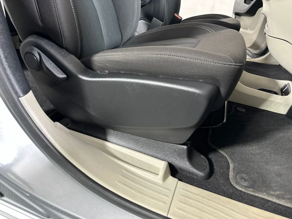 Used 2023 Silver Mist Clearcoat Chrysler LX image 24
