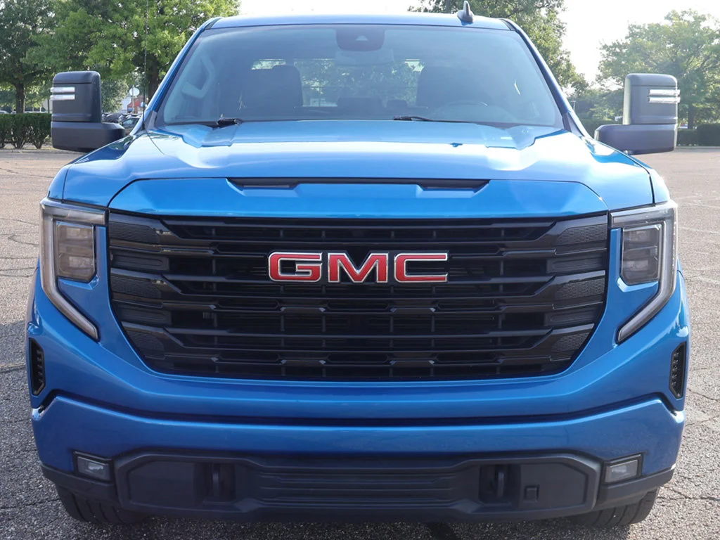Used 2023 Dynamic Blue Metallic GMC Elevation image 11
