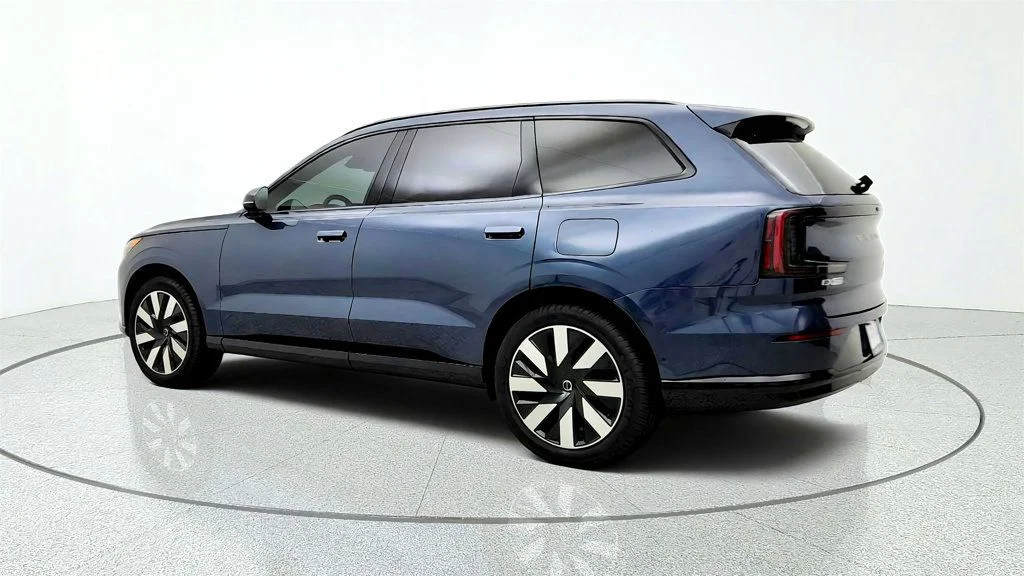 Used 2025 Denim Blue Metallic Volvo Twin Motor Plus 7-Seater w/ Tow Bar Hitch image 7