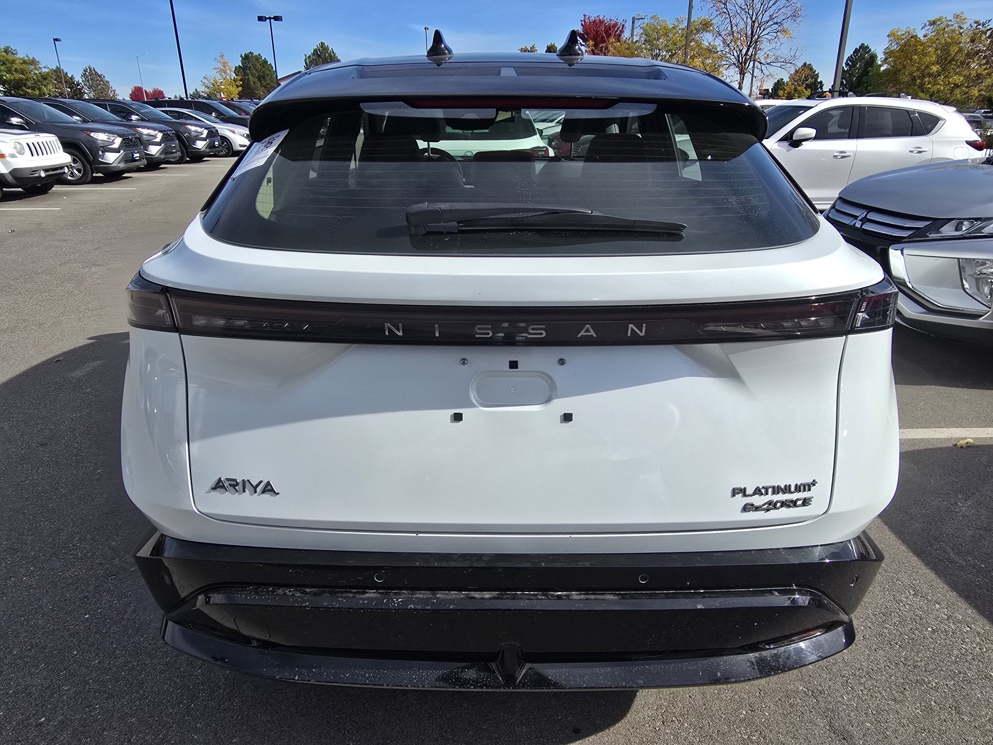 Used 2023 Everest White Pearl Tricoat/Black Diamond Pearl Nissan PLATINUM+ image 4