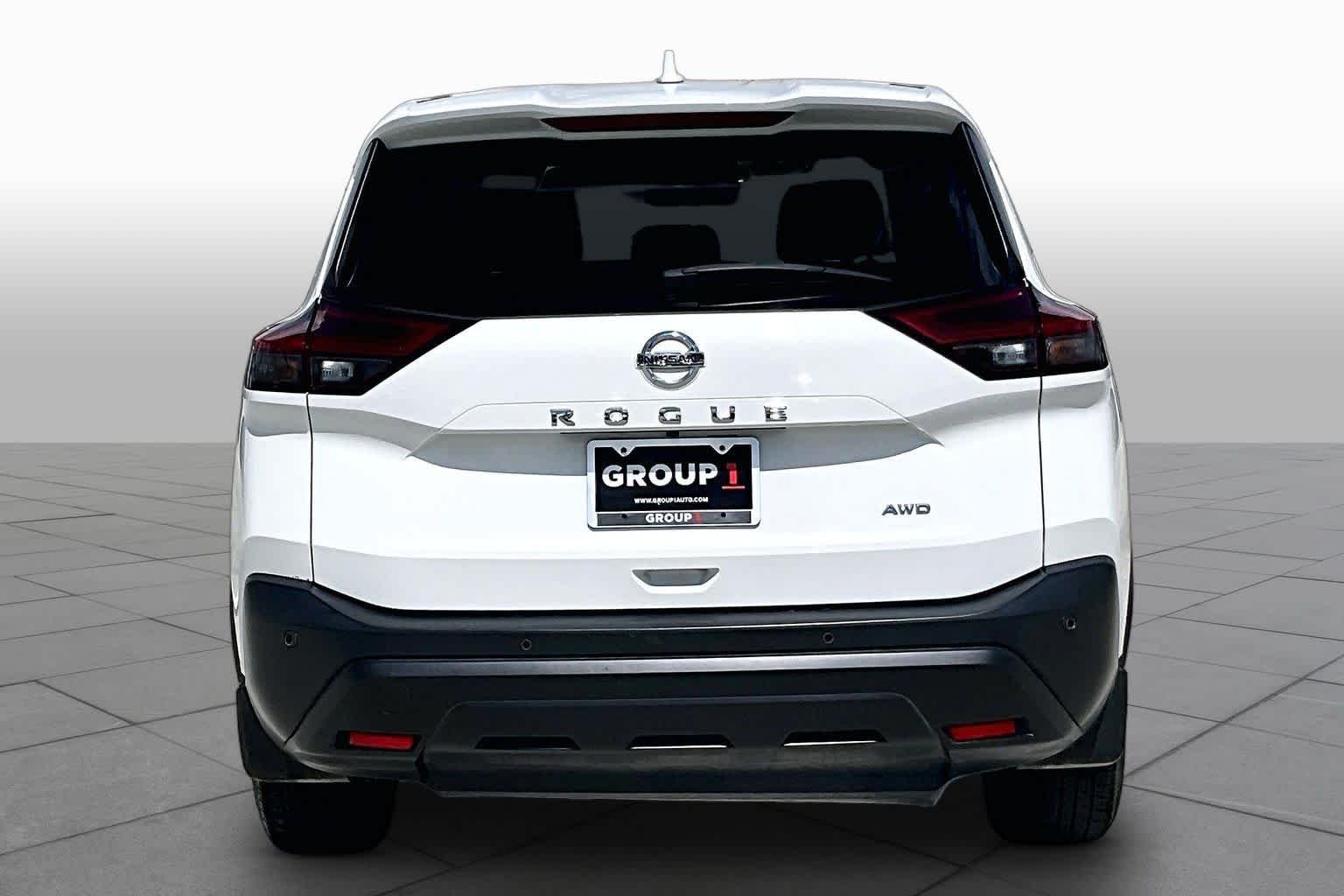 Used 2021 Glacier White Nissan S image 5