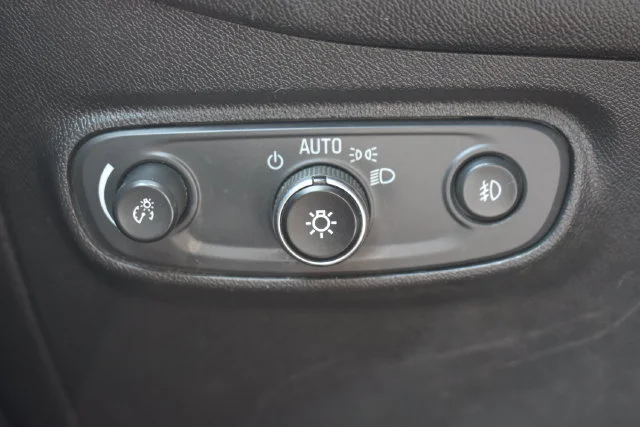Used 2020 Silver Chevrolet Premier image 27