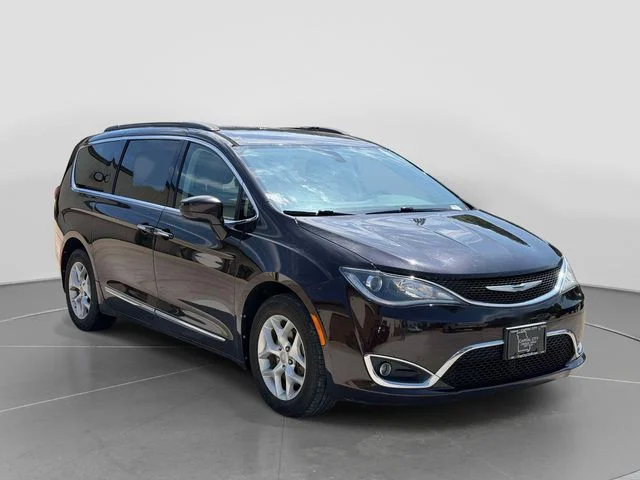 2017 Chrysler Pacifica Touring-L's photo