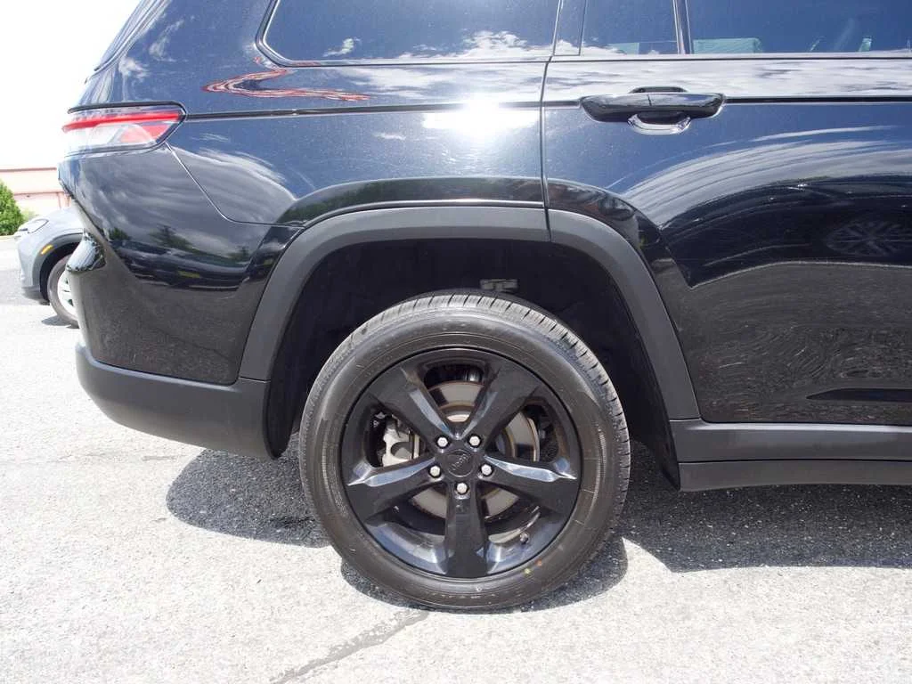 Certified Used 2022 Black Jeep Limited 4x4 image 14