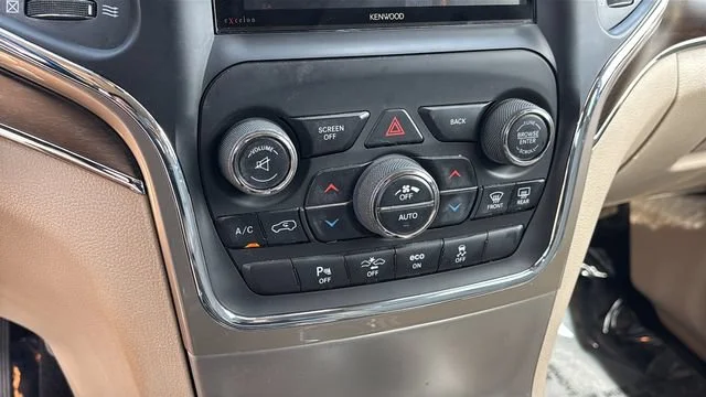 Used 2015  Jeep Limited image 31