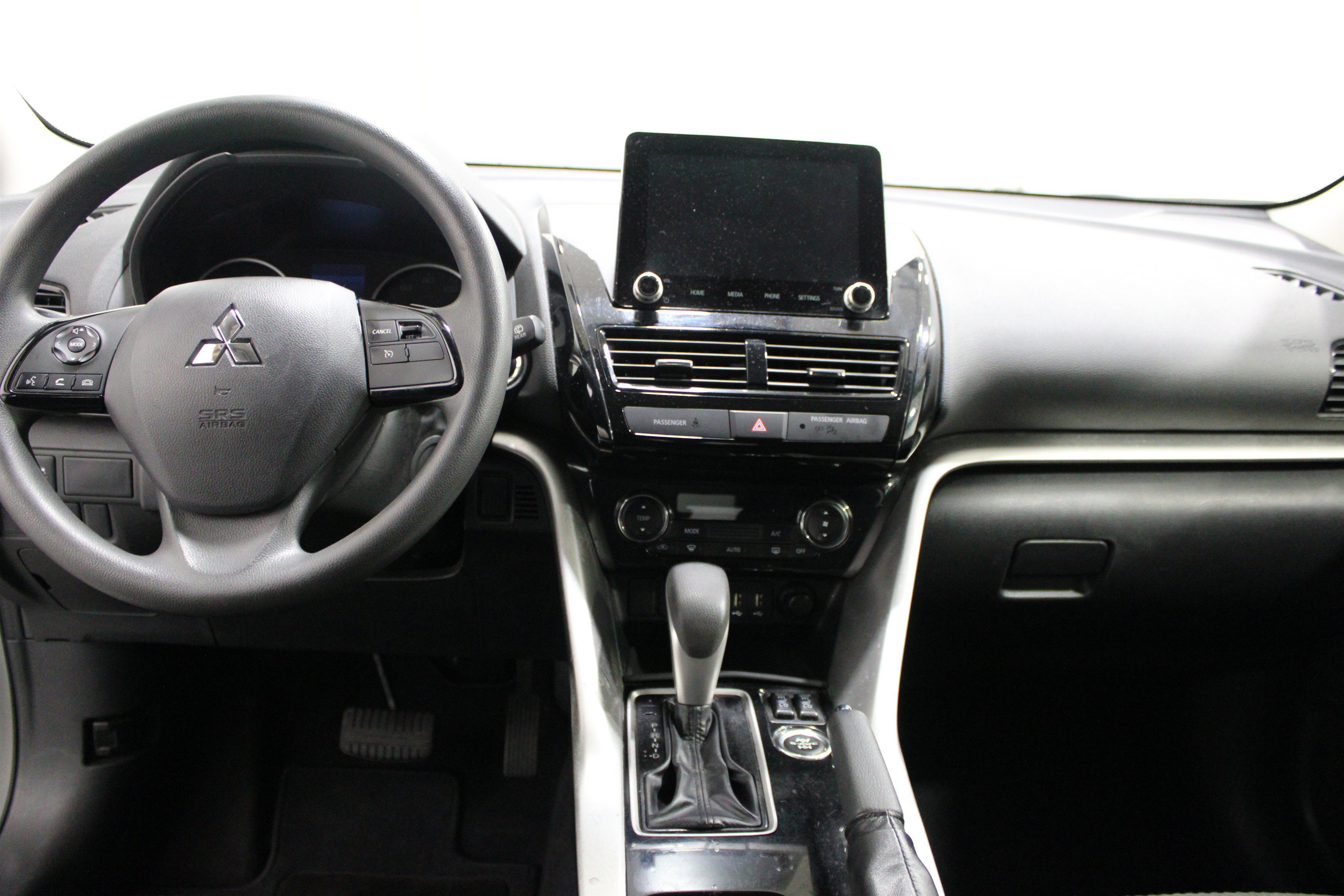 Used 2024 Alloy Silver Metallic Mitsubishi LE image 2