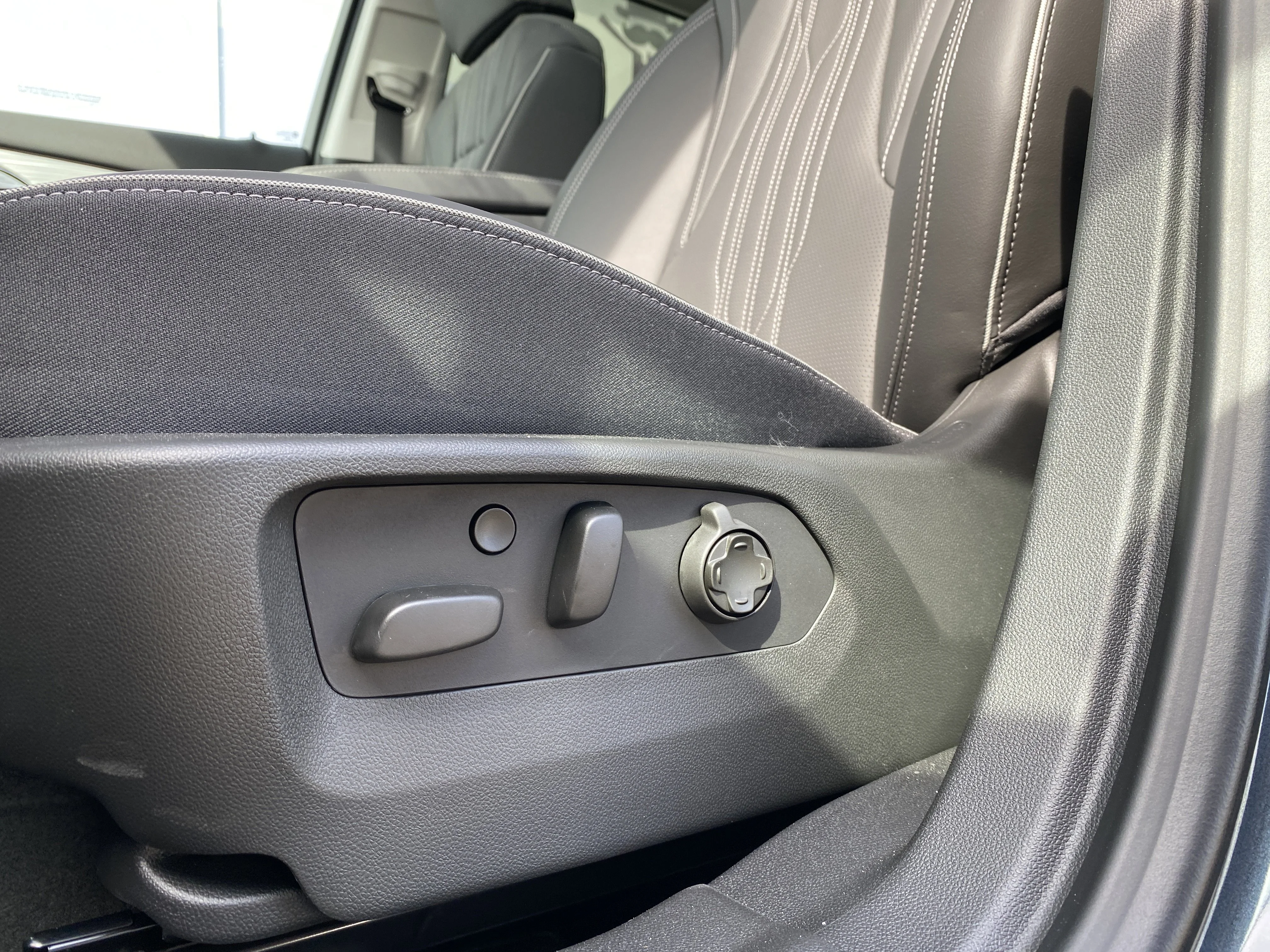 New 2026 QUARTZ BLUE METALLIC Buick Avenir image 28