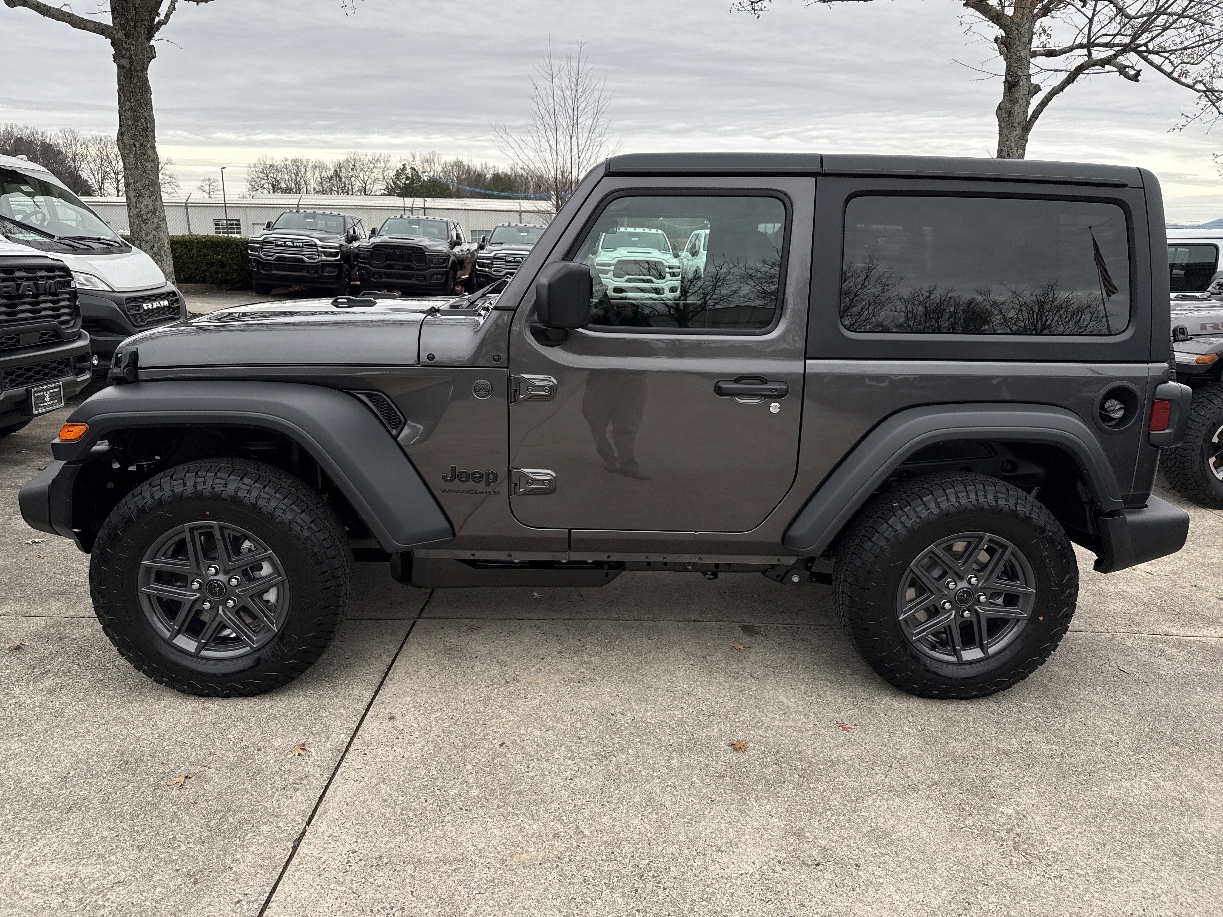 New 2026 Granite Crystal Metallic Clearcoat Jeep Sport S image 4