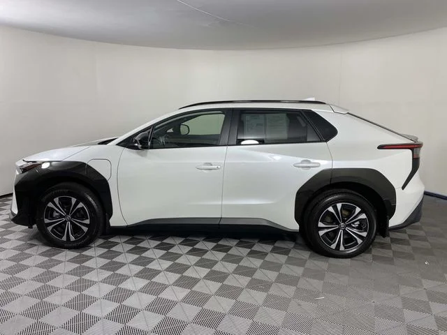 Used 2024 Beige Toyota XLE image 5