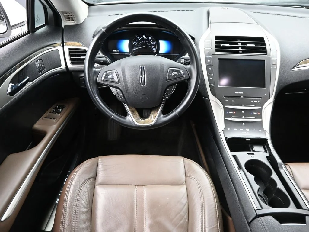 Used 2016 White Lincoln Base image 14