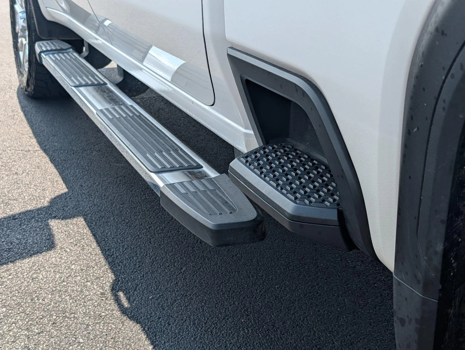 Used 2022 White Frost Tricoat GMC Denali image 36