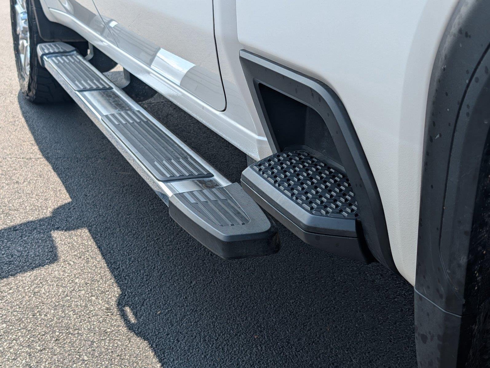 Used 2022 White Frost Tricoat GMC Denali image 36