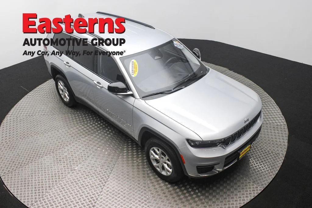 Used 2023 Silver Jeep Limited image 3