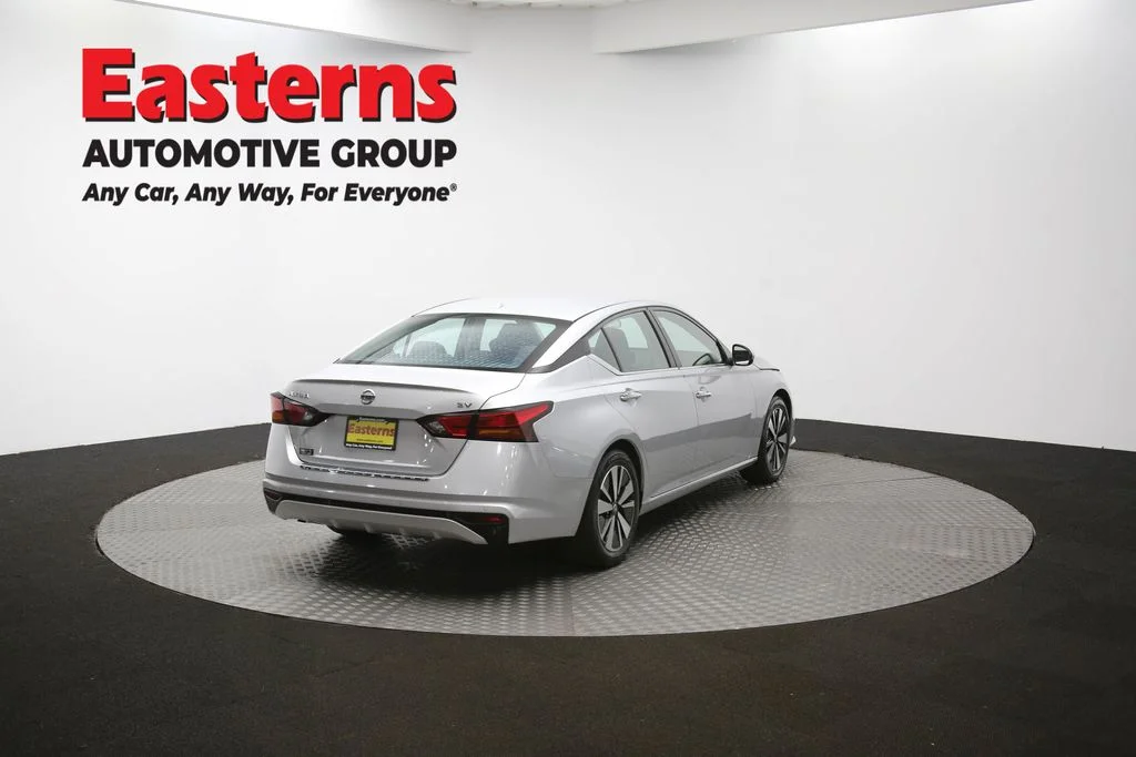 Used 2022 Silver Nissan 2.5 SV image 38