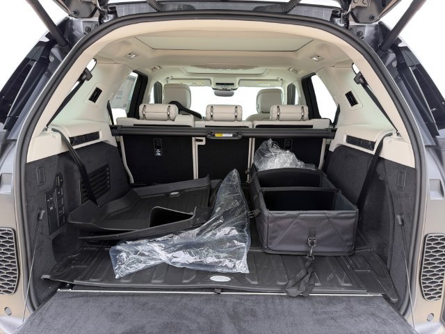 New 2026 Eiger Grey Land Rover S image 18