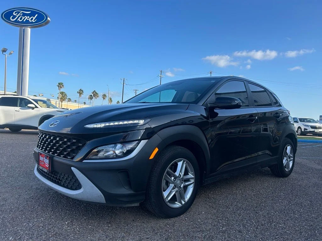 Used 2023 Black Hyundai SE image 2