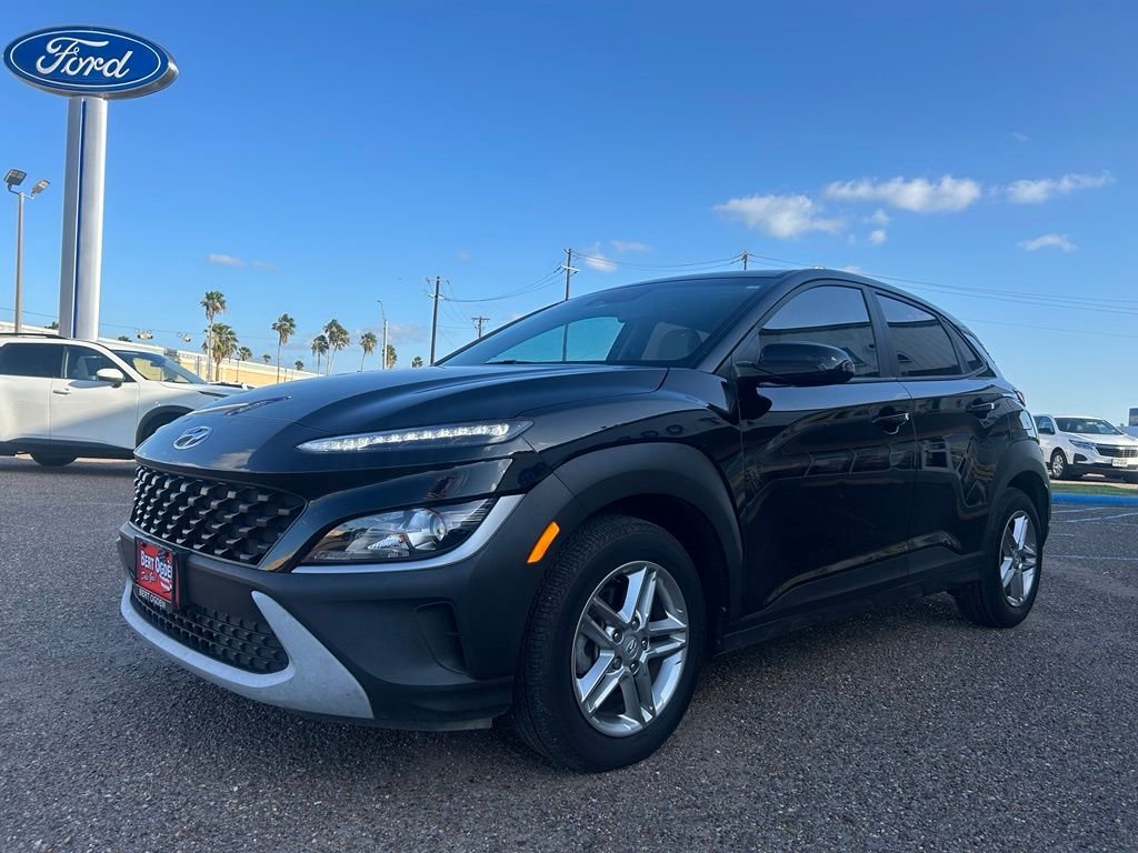 Used 2023 Black Hyundai SE image 2