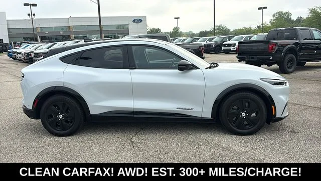 Used 2023 White Ford California Route 1 image 28