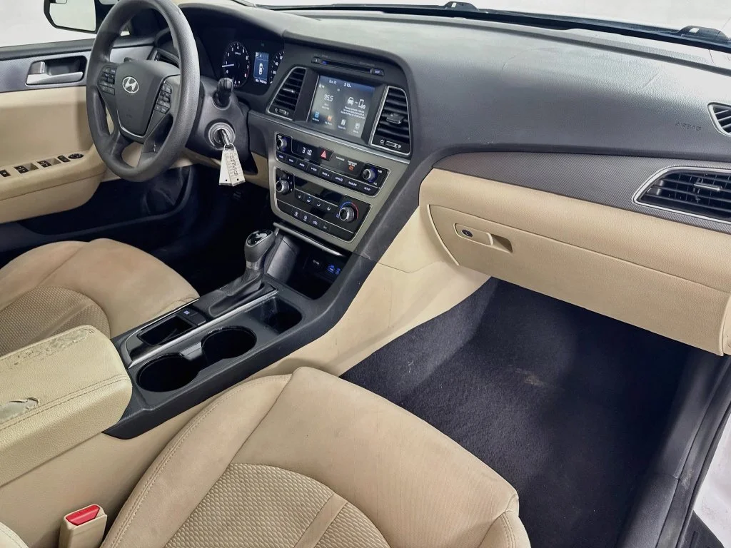 Used 2017 Quartz White Pearl Hyundai SE image 32