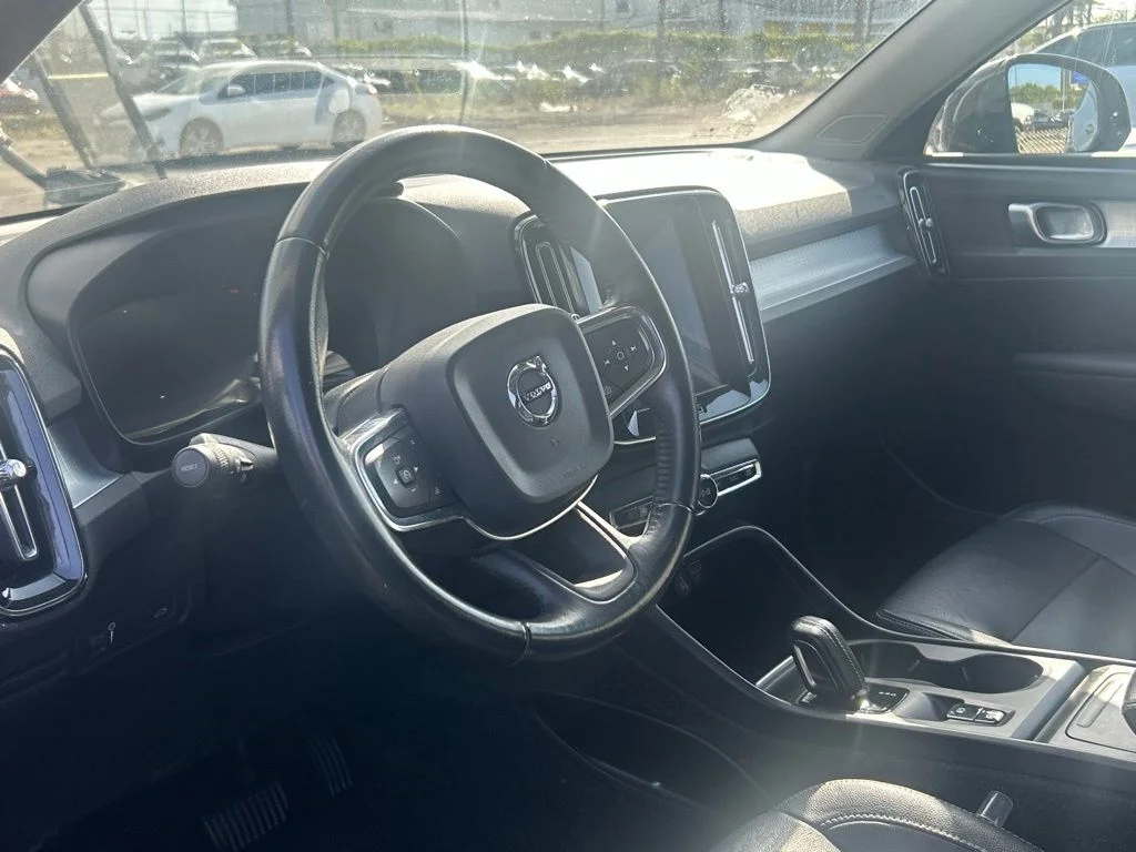 Used 2019  Volvo Momentum image 5