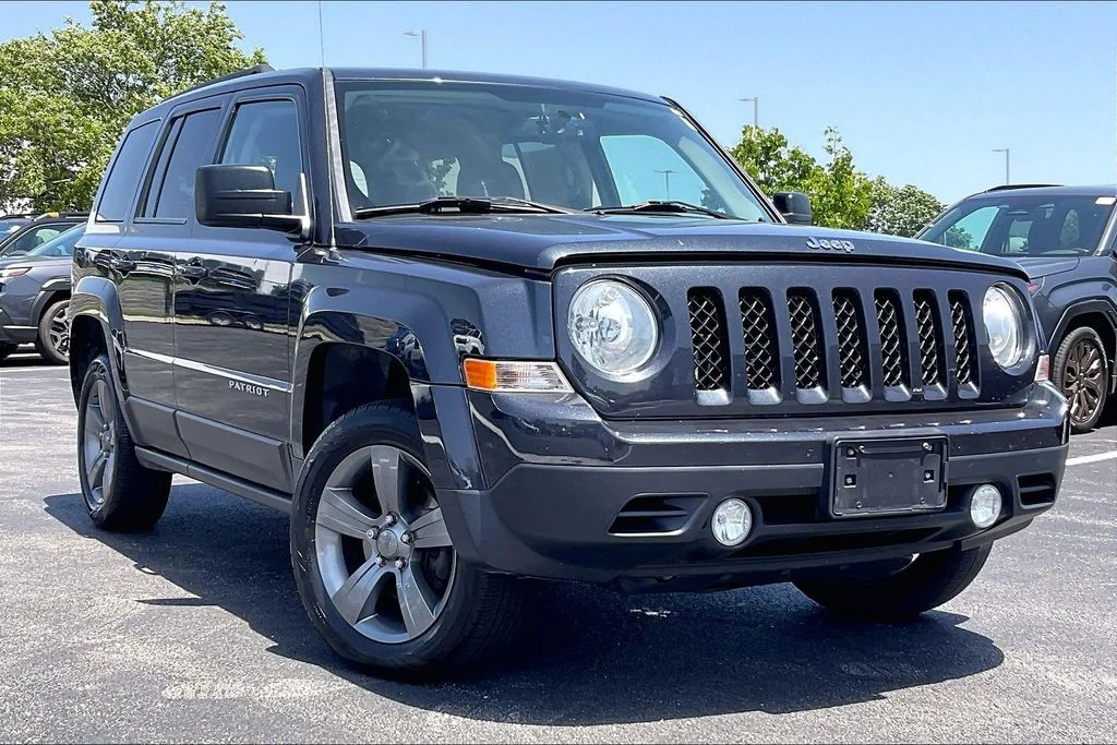 Used 2015 Gray Jeep Latitude image 26