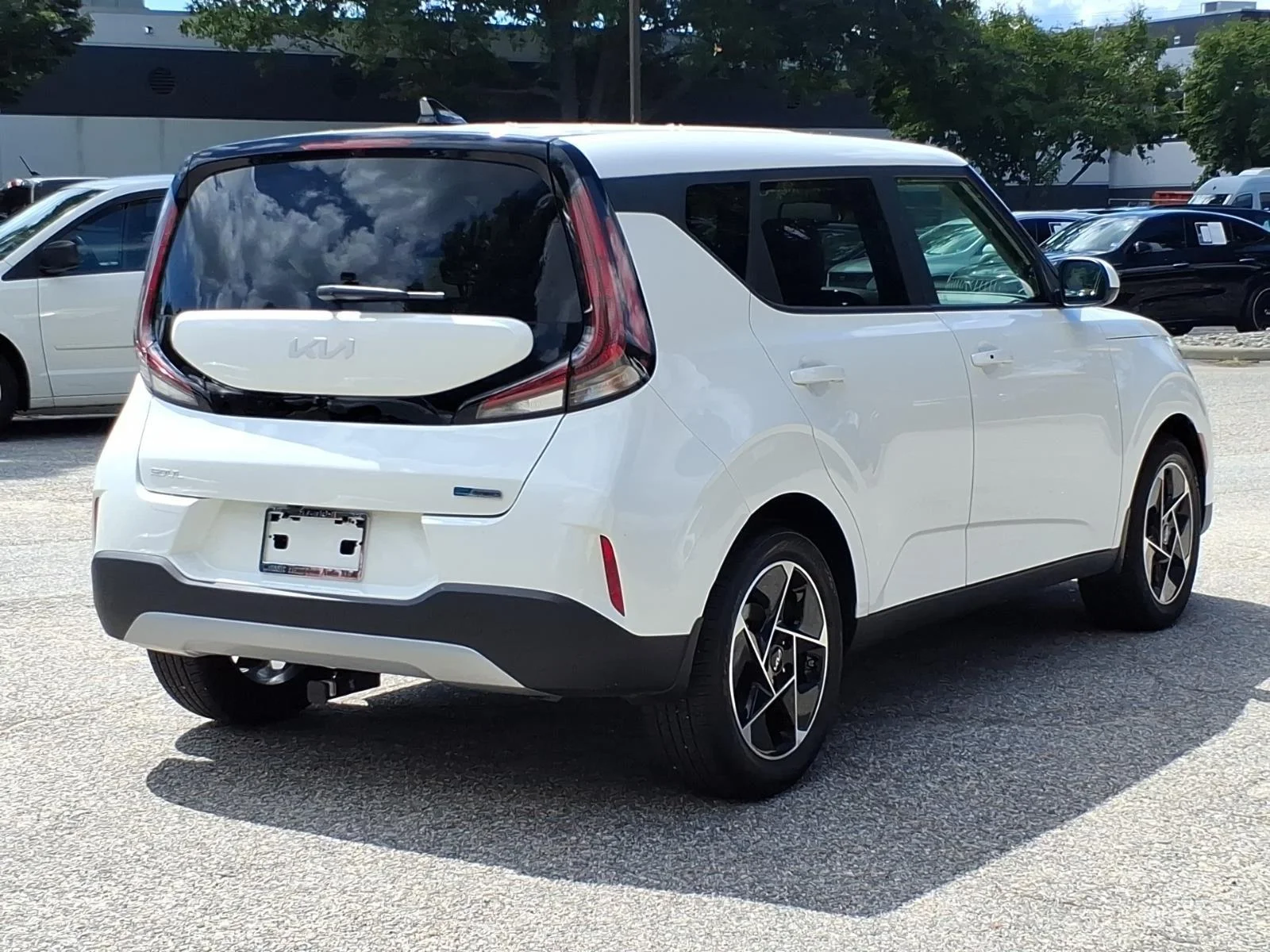 Used 2025 Snow White Pearl Kia EX image 8