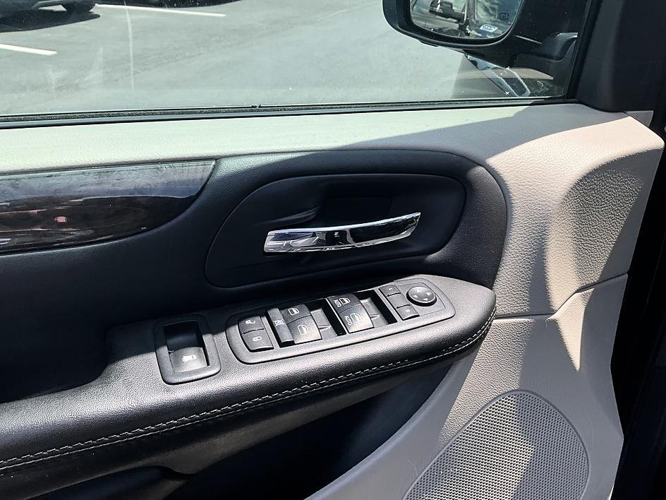Used 2018 Black Dodge SE image 12